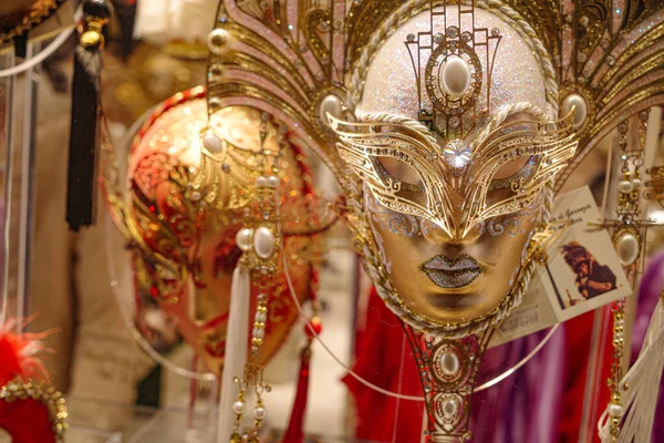 Benátky Itálie Listopadu 2022 Ozdobné Benátské Karnevalové Masky Prodeji Turistickém — Stock fotografie