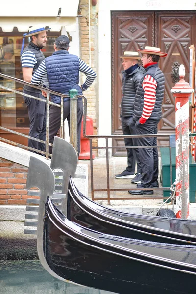 Venice Italy Nov 2022 Gondolier Waiting Tourists Venetian Canals — Stock Photo, Image