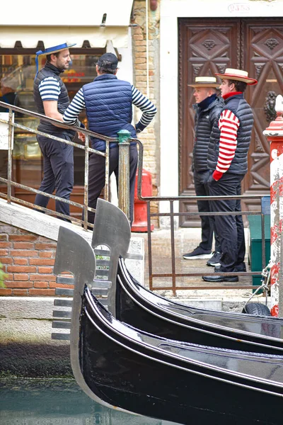 意大利威尼斯 2022年11月14日 贡多利尔在威尼斯运河等待游客 — 图库照片