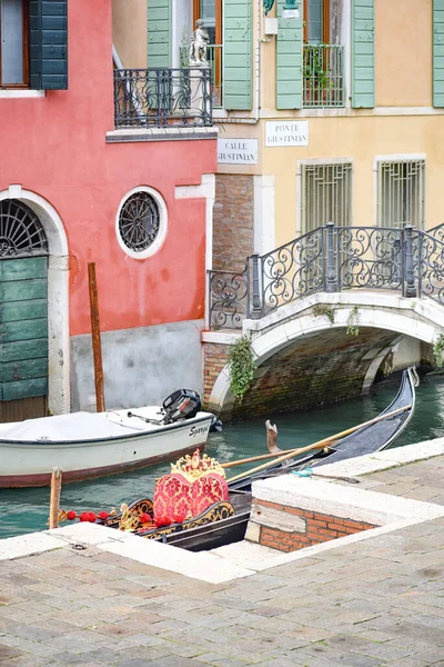 Βενετία Ιταλία Νοεμβρίου 2022 Γόνδολες Και Γέφυρες Ένα Κανάλι Της — Φωτογραφία Αρχείου