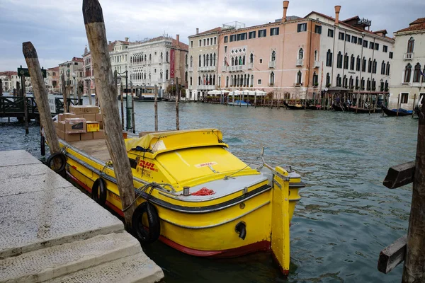 Venetië Italië Nov 2022 Een Gele Dhl Boot Die Pakketten — Stockfoto