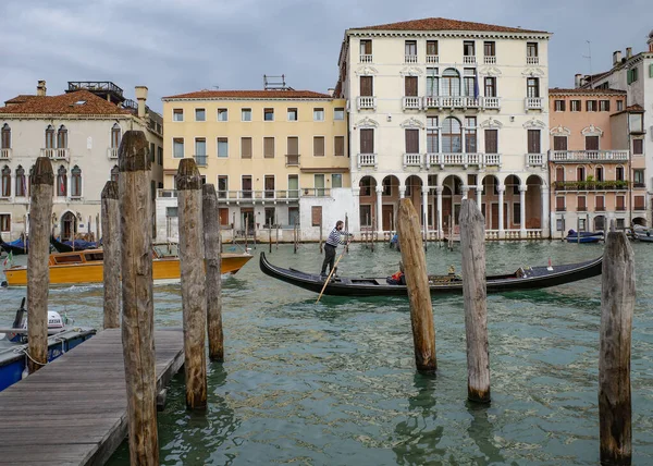 2022 Венеція Італія Гондоліє Туристами Венеційському Гранд Каналі — стокове фото