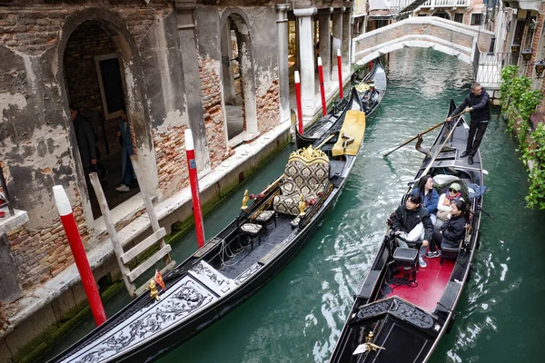 Венеція Італія Листопада 2022 Традиційний Гондолас Перетинає Вузькі Канали Венеції — стокове фото