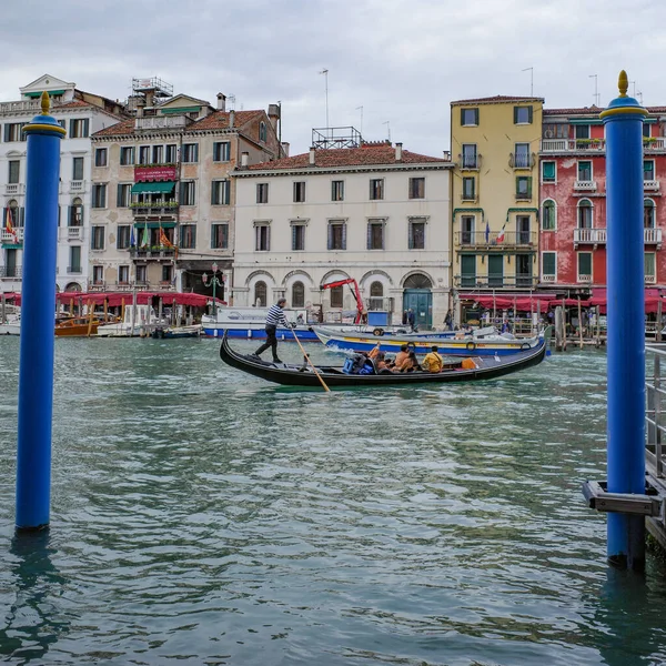 Nov 2022 Venetië Italië Gondelier Met Toeristen Het Venetiaanse Canal — Stockfoto