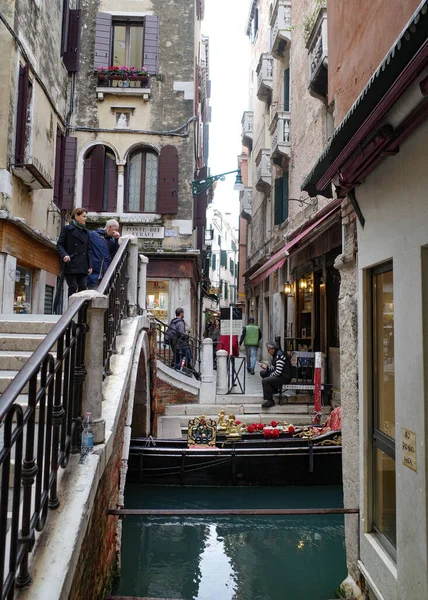Venedik Talya Kasım 2022 Geleneksel Gondollar Venedik Dar Kanallarında Gezinirler — Stok fotoğraf