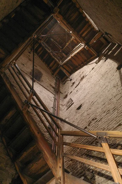 意大利波洛尼亚 2022年11月17日 Asinelli塔的木制楼梯内 — 图库照片