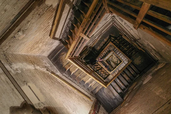 意大利波洛尼亚 2022年11月17日 Asinelli塔的木制楼梯内 — 图库照片