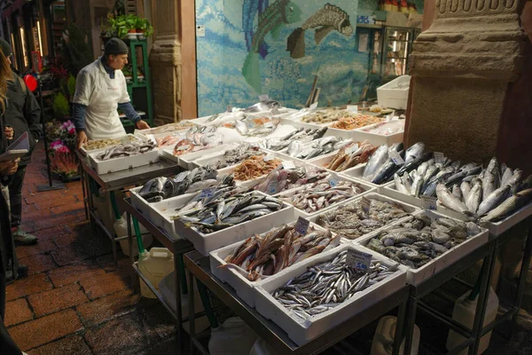 Μπολόνια Ιταλία Νοεμβρίου 2022 Φρέσκα Ψάρια Προς Πώληση Μια Αγορά — Φωτογραφία Αρχείου