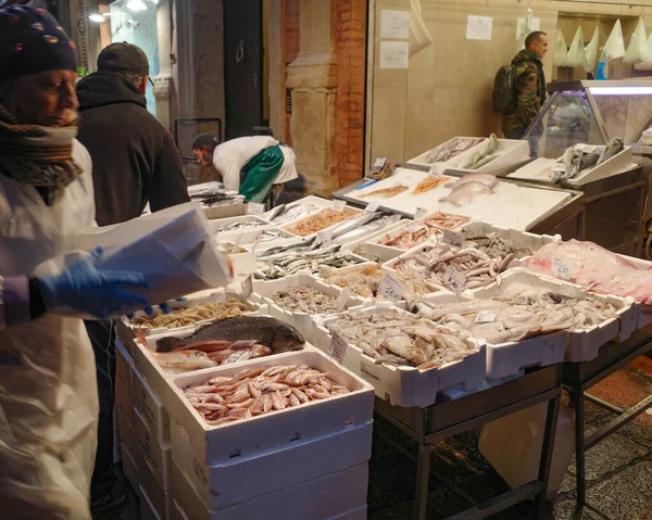 Boloňa Itálie Listopadu 2022 Čerstvé Ryby Prodeji Trhu Blízkosti Náměstí — Stock fotografie