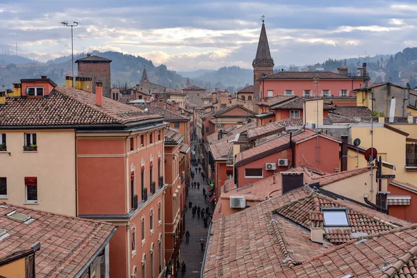 Bologna, İtalya - 16 Kasım 2022: Bolonya 'nın kuleleri ve çatıları üzerindeki şehir manzarası