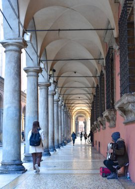 Bologna, İtalya - 16 Kasım 2022: Geleneksel Porticos, örtündü