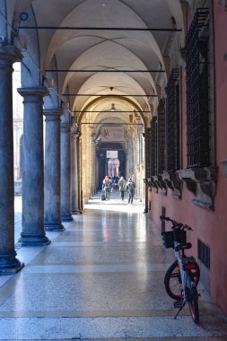 Bologna, İtalya - 16 Kasım 2022: Geleneksel Porticos, örtündü