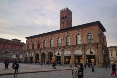 Bologna, İtalya - 16 Kasım 2022: Palazzo del Podesta ve Piazza Maggiore, Bologna