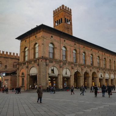 Bologna, İtalya - 16 Kasım 2022: Palazzo del Podesta ve Piazza Maggiore, Bologna