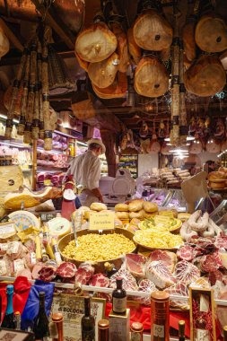 Bologna, İtalya - 16 Kasım 2022: Maggiore Meydanı yakınlarındaki geleneksel Delicatessan gıda pazarı