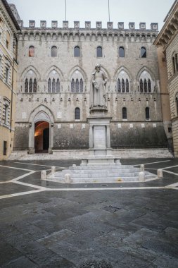 Siena, İtalya - 22 Kasım 2022: Piazza Salimbeni, Banca Monte dei Paschi di Siena, ve Sallustio Bandini eyaleti