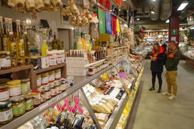 Florence, İtalya - 22 Kasım 2022: Mercato Centrale 'de yerel üretim indirimde