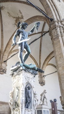 Floransa, İtalya - 22 Kasım 2022: Benvenuto Cellini 'nin heykeli Perseus Medusa, Loggia dei Lanzi, Piazza della Signoria