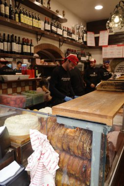 Floransa, İtalya - 22 Kasım 2022: Ünlü geleneksel sandviç dükkanı All 'antico Vinaio