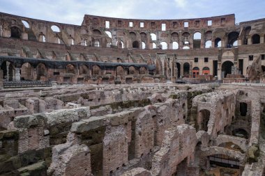 Roma, İtalya - 24 Kasım 2022: Kolezyum, dünyaca ünlü Roma amfitiyatrosu