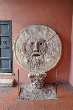 Roma, İtalya - 27 Kasım 2022: Gerçeğin Ağzı (Bocca della Verita) heykeli