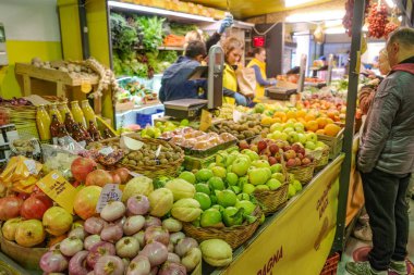 Roma, İtalya - 27 Kasım 2022: Campagna Amica Pazarı 'nda taze organik ürün satışı