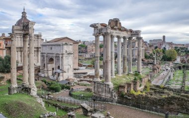 Roma, İtalya - 27 Kasım 2022: Satürn Tapınağı ve Roma Forumu boyunca görülüyor