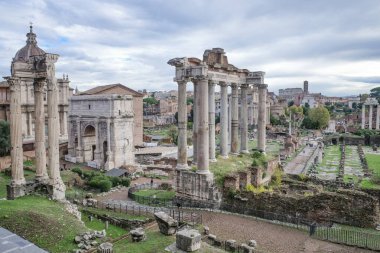 Roma, İtalya - 27 Kasım 2022: Satürn Tapınağı ve Roma Forumu boyunca görülüyor