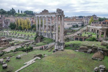 Roma, İtalya - 27 Kasım 2022: Satürn Tapınağı ve Roma Forumu boyunca görülüyor