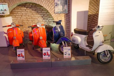 Roma, İtalya - 27 Kasım 2022: Roma 'daki Vespa Müzesinde klasik İtalyan scooterları