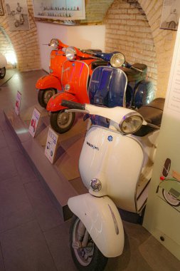 Roma, İtalya - 27 Kasım 2022: Roma 'daki Vespa Müzesinde klasik İtalyan scooterları
