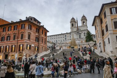 Roma, İtalya - 25 Kasım 2022: İspanyol Merdivenleri, Roma - Piazza di Spagna ve Fontana della Barcaccia çeşmesi