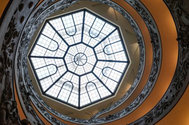 Roma, İtalya - 27 Kasım 2022: The Bramante Staircase, Vatikan Müzesi 'nde çift sarmal merdiven