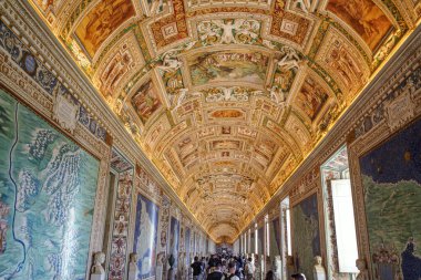Roma, İtalya - 26 Kasım 2022: Vatikan Müzesindeki Galleria della Carte Geografiche veya Harita Galerisi