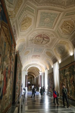 Roma, İtalya - 26 Kasım 2022: Vatikan Müzesi 'nden Galleria degli Arazzi (goblen galerisi)