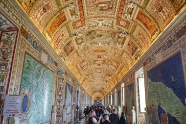 Roma, İtalya - 26 Kasım 2022: Vatikan Müzesindeki Galleria della Carte Geografiche veya Harita Galerisi