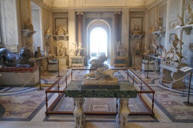 Roma, İtalya - 27 Kasım 2022: Yuvarlak Salon, Pio Clementino Müzesi, Vatikan Müzesi 'nde heykeller ve kubbeler