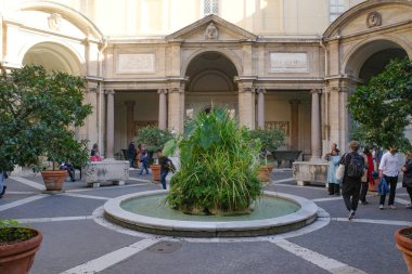 Roma, İtalya - 27 Kasım 2022: Cortile Ottagono, Belvedere Sarayı 'nın iç avlusu. Vatikan Müzeleri