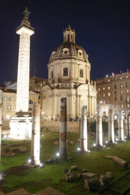 Roma, İtalya - 27 Kasım 2022: Satürn Tapınağı ve Roma Forumu boyunca görülüyor