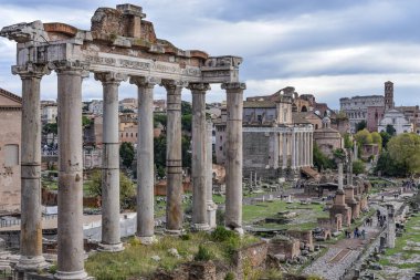 Roma, İtalya - 27 Kasım 2022: Satürn Tapınağı ve Roma Forumu boyunca görülüyor