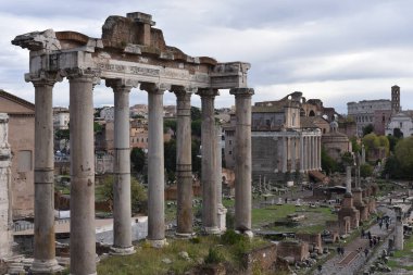 Roma, İtalya - 27 Kasım 2022: Satürn Tapınağı ve Roma Forumu boyunca görülüyor