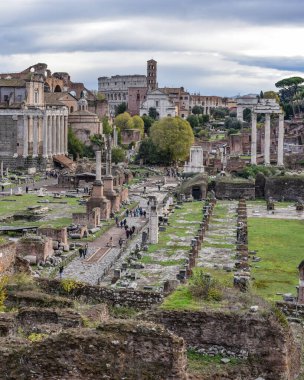 Roma, İtalya - 27 Kasım 2022: Satürn Tapınağı ve Roma Forumu boyunca görülüyor