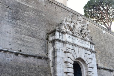 Roma, İtalya - 27 Kasım 2022: Vatikan Müzesi 'nin eski girişi (şimdiki çıkış) de Medici aile arması ile