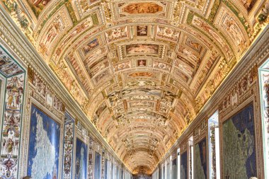 Roma, İtalya - 26 Kasım 2022: Vatikan Müzesindeki Galleria della Carte Geografiche veya Harita Galerisi