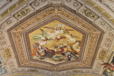 Roma, İtalya - 26 Kasım 2022: Vatikan Müzesi 'nden Galleria degli Arazzi (goblen galerisi)