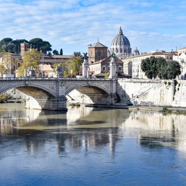 Roma, İtalya - 26 Kasım 2022: St. Peter Bazilikası ve Tiber nehri üzerindeki köprüler