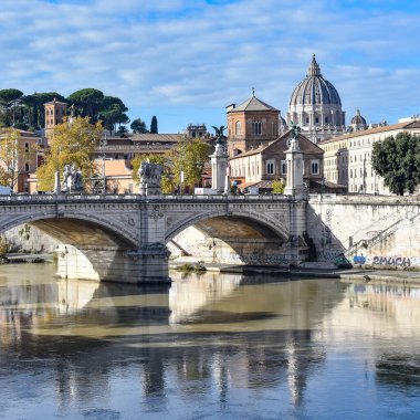 Roma, İtalya - 26 Kasım 2022: St. Peter Bazilikası ve Tiber nehri üzerindeki köprüler