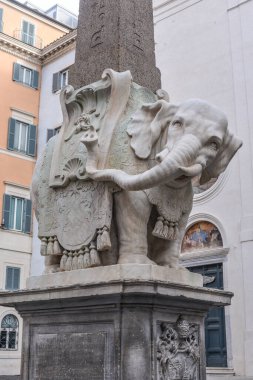 Roma, İtalya - 26 Kasım 2022: The Elephant & Obelisk of Minerva (Obelisco della Minerva), Roma Panteon yakınlarında