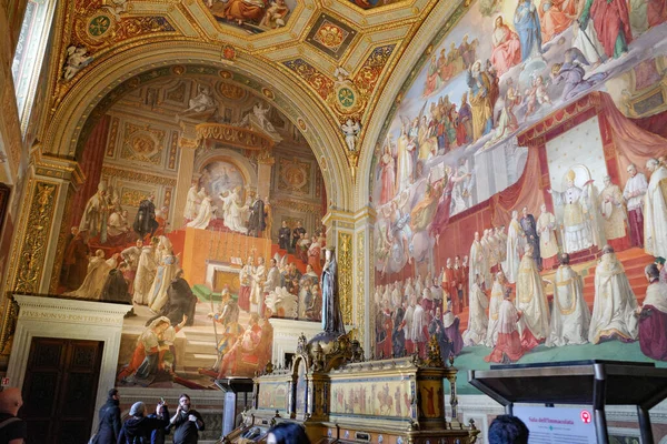2022年11月27日 意大利罗马 梵蒂冈博物馆拉斐尔房间之一的墙壁和天花板上的菲涅兹 — 图库照片