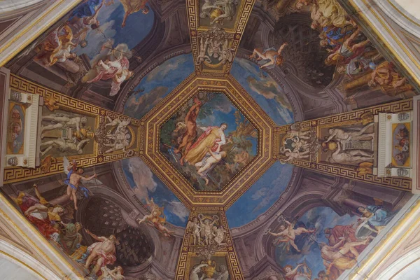 2022年11月27日 意大利罗马 梵蒂冈博物馆皮奥 克莱门蒂诺博物馆圆形大厅的雕塑和圆顶大提琴 — 图库照片